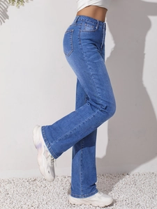 Détail de profil d'un jean bleu taille haute à coupe droite avec design à cinq poches