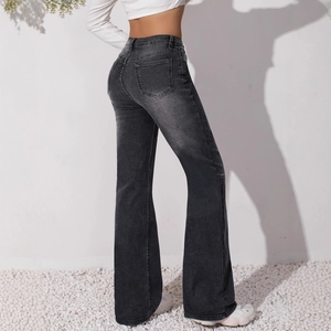 Jeans svasati a vita bassa classici in denim grigio lavato con tasche posteriori sottili