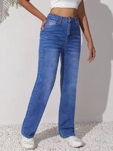 Vue complète d'un jean droit taille haute bleu moyen avec cinq poches classiques et coupe ajustée