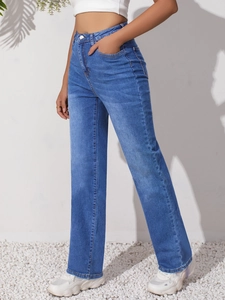 Détail d'un jean bleu à taille haute droite avec délavage léger et bouton en métal