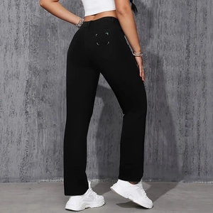 Jean noir ajusté pour femme avec broderie blanche sur les poches arrière et taille haute