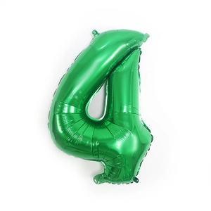 Détail d'un ballon chiffre 4 vert métallisé pour décoration de fête de dinosaures