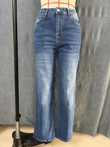 Détails du jean taille haute à coupe droite avec délavage vintage et moustaches de chat