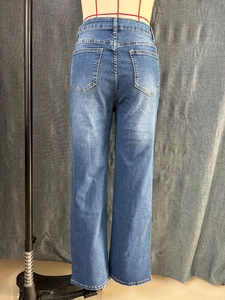Détail de jean bleu à coupe droite avec poches arrière classiques et coutures contrastées