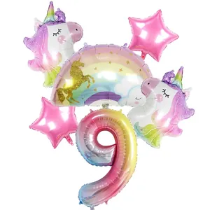 Dettaglio del set di palloncini unicorno arcobaleno con stelle rosa e numero 9 colorato