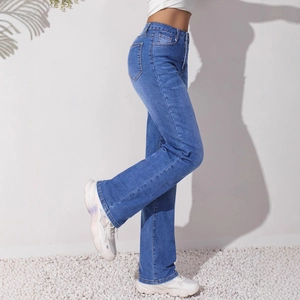 Jean femme taille haute à coupe droite bleu moyen avec texture denim et coupe ajustée