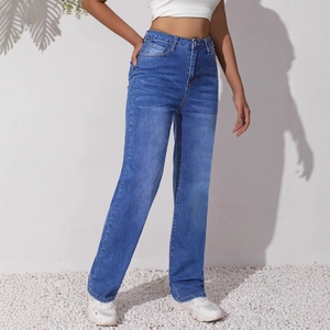 Jean classique bleu à taille haute et coupe droite avec effet délavé sur fond blanc épuré