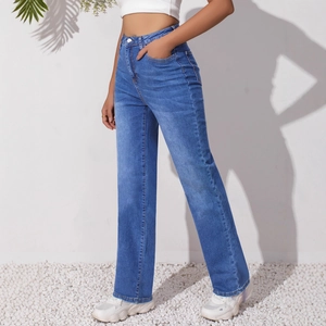 Jean bleu femme taille haute coupe droite avec détails délavés et silhouette affinée
