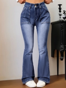 Détail du jean évasé taille haute avec fermeture à double bouton et poches plaquées