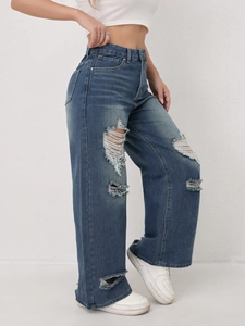 Detailweergave van de high-waist wijde jeans met distressed gaten in het donkerblauw