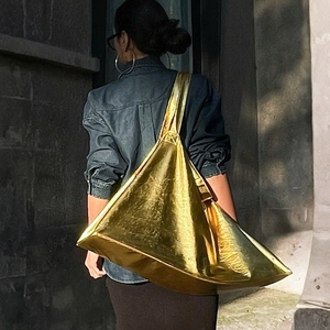 Sac fourre-tout doré métallisé à structure triangulaire minimaliste pour le style de rue