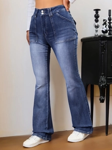 Détail d'un jean évasé taille haute avec double boutonnage et grandes poches avant