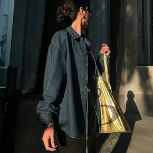 Chemise en jean surdimensionnée pour femme avec un sac cabas doré métallisé