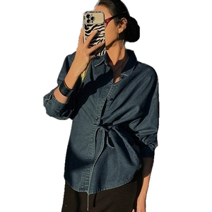 Chemise en jean bleu foncé à manches longues pour femme avec cordon de serrage à la taille