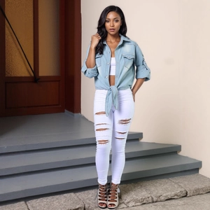 Jean blanc slim déchiré pour femme avec chemise en jean bleu clair et haut court