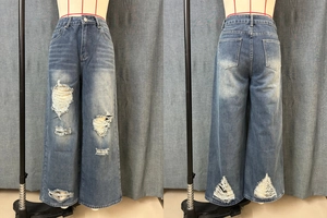 Gedetailleerd voor- en achteraanzicht van lichtblauwe wijde jeans met franjes en scheuren