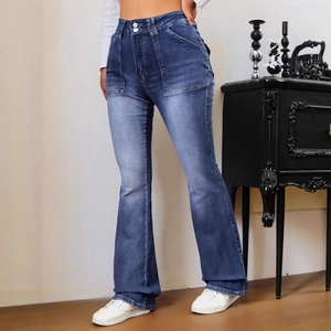 Jean évasé taille haute pour femmes avec poches plaquées et double boutonnage en bleu