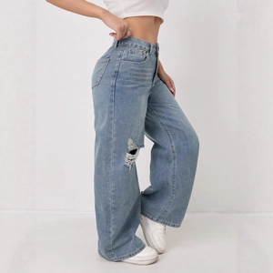 Women's light blue high-waisted wide-leg jeans with ripped knee and street style