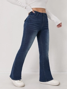 Vue latérale du jean évasé à taille haute en bleu vintage avec détails délavés