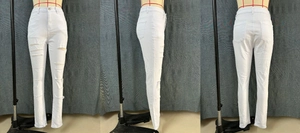 Trois vues de jean skinny blanc taille haute avec de multiples détails déchirés usés