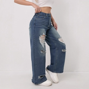 Donkerblauwe wide-leg jeans met hoge taille en gescheurde details voor een retro look