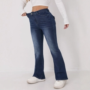 Jean évasé taille haute pour femme en denim extensible avec délavage bleu rétro élégant