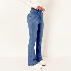 Classic dark blue high-waisted flared jeans in stretchy denim for a retro casual look