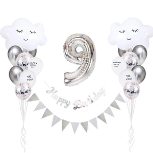 Dettaglio kit 9 compleanno con palloncino numero 9 argento e decorazioni nuvole felici