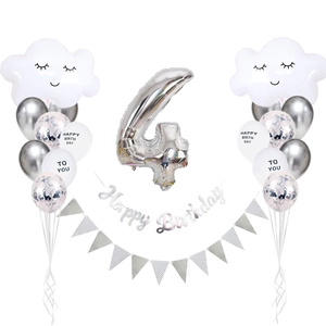 Set 4° compleanno argento con palloncini a nuvola sorridente e striscioni appesi