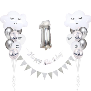 Set primo compleanno argento con palloncini a nuvola e striscione per il primo anno