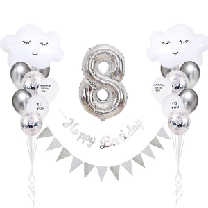 Set per l'8° compleanno in argento e bianco con palloncini a nuvola e striscione