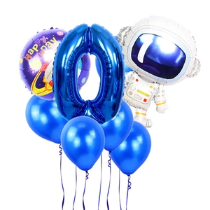 Kit anniversaire astronaute avec ballon chiffre 0 bleu et décorations de fête espace