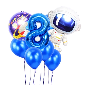Kit anniversaire thème astronaute avec ballon chiffre 8 bleu et décor de fusée