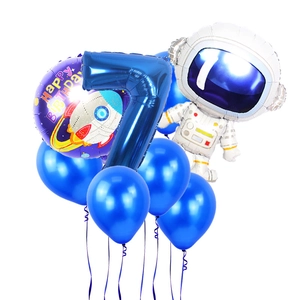 Kit anniversaire astronaute 7 ans avec ballon chiffre bleu et figurine d'astronaute
