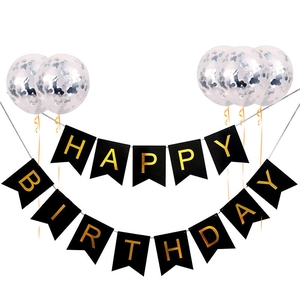 Dettaglio dello striscione Happy Birthday dorato e palloncini con paillettes argento