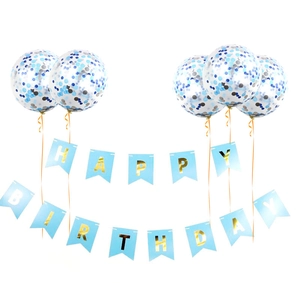 Dettaglio dello striscione Happy Birthday con lettere dorate e palloncini con paillettes