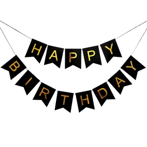 Striscione Happy Birthday in oro con bandiere a coda di rondine nere e palloncini