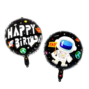 Detailansicht von Astronauten- und Happy Birthday-Weltraum-Folienballons für Partys