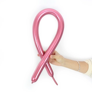 Details des hochelastischen chromrosa Luftballons für flexible Knotentechniken