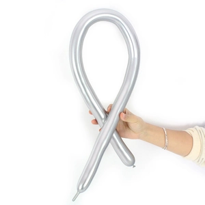 Detailansicht silberner Metallic-Modellierballon aus dickem Latex für DIY-Partyfiguren