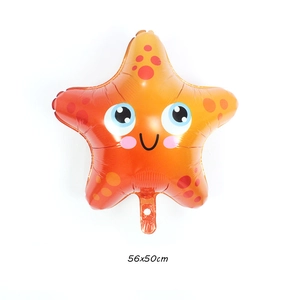 Détail d'un ballon en aluminium étoile de mer orange avec visage mignon de fête