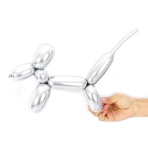 Silberne Chrom-Metall-Ballons zu einer glänzenden Hundefigur geformt und gehalten