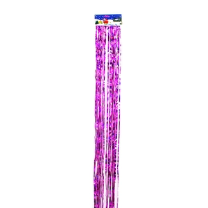 Détail du rideau à franges violet avec étiquette bleue pour décoration de fête