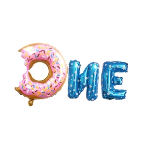 Détail des ballons ONE en aluminium avec un O en forme de donut rose et motif étoilé