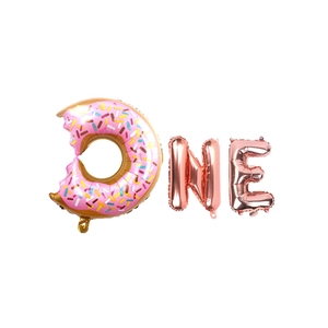 Détail de ballons ONE motif donut pour déco de premier anniversaire de bébé