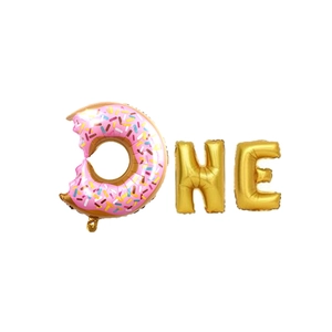 Détail ballons ONE avec beignet rose 'O' et doré 'N' 'E' pour déco de 1er anniversaire