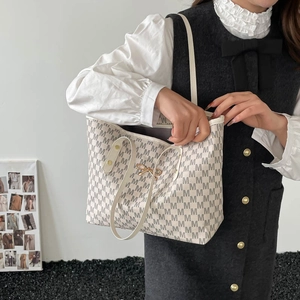 Elegante borsa tote crema con stampa vintage e fiocco dorato per un look chic