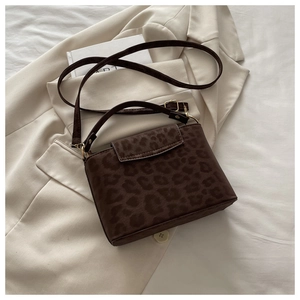 Détail du sac à main imprimé léopard avec doubles bandoulières et boucles dorées