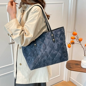 Grand sac cabas matelassé à motif camouflage bleu avec rivets pour femmes actives