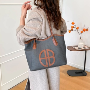Borsa tote vintage bicolore con trama intrecciata e spalline in pelle marrone di lusso